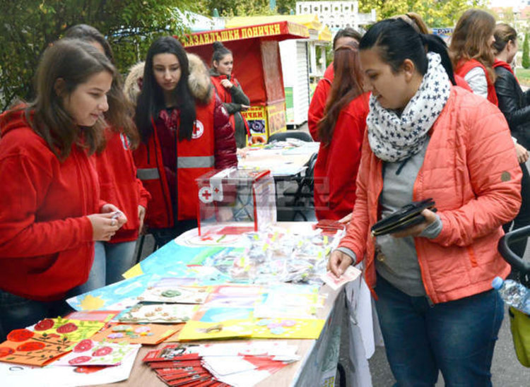 Млади червенокръстци в Кърджали с акции за 95 години на организацията
