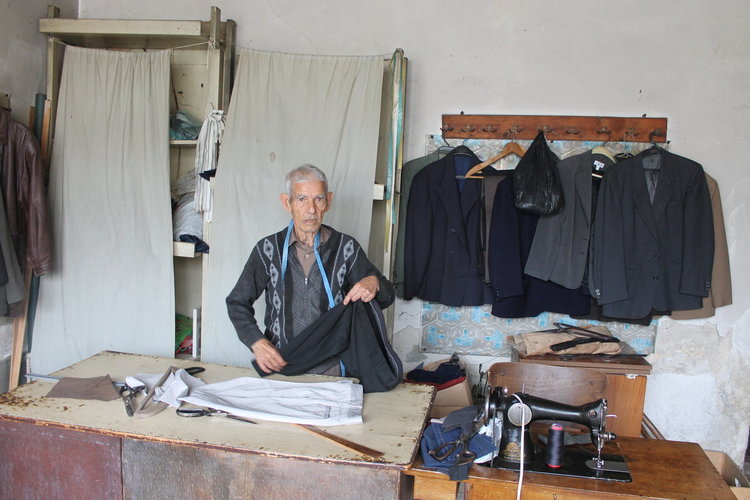 Дългогодишният майстор-шивач бай Сюлейман е шил костюми на кметове, а сега няма поръчки