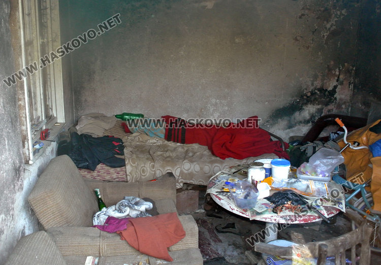 Хасковски бездомници посрещат зимата в басейн