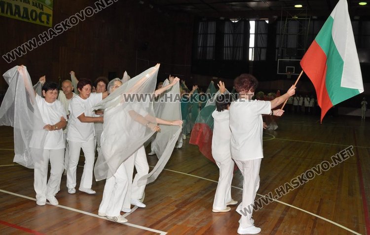 Пенсионери демонстрираха завидна физическата активност в зала "Младост"