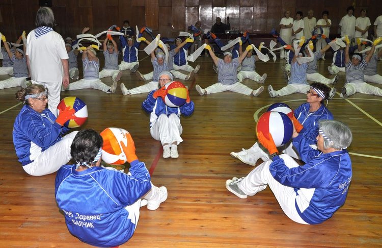 Пенсионери демонстрираха завидна физическата активност в зала "Младост"