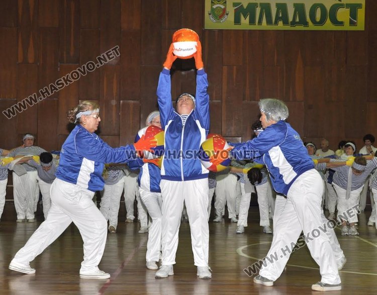 Пенсионери демонстрираха завидна физическата активност в зала "Младост"