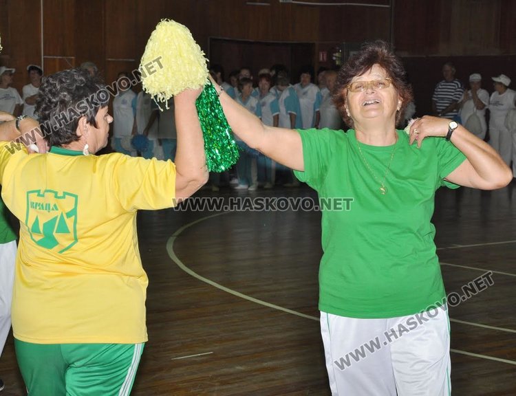 Пенсионери демонстрираха завидна физическата активност в зала "Младост"