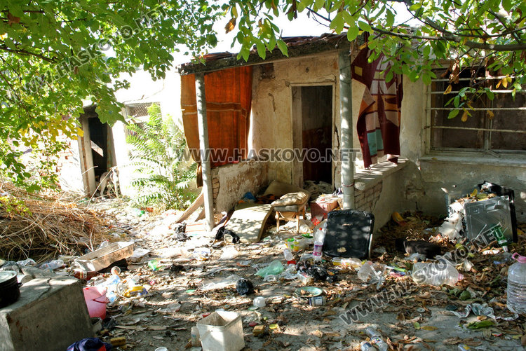 Хасковски бездомници посрещат зимата в басейн