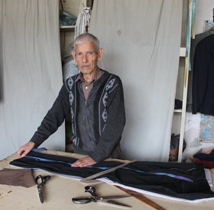 Дългогодишният майстор-шивач бай Сюлейман е шил костюми на кметове, а сега няма поръчки