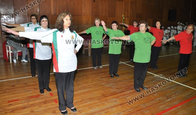 Пенсионери демонстрираха завидна физическата активност в зала "Младост"