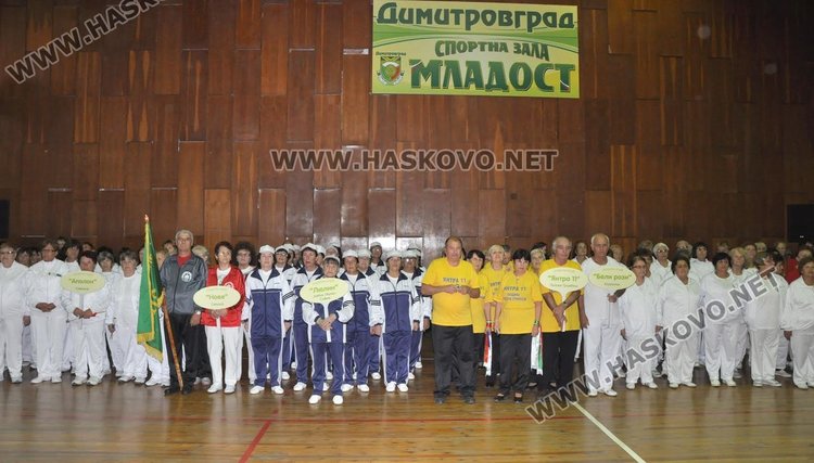 Събитието започна с дефиле на участващите клубове, които се бяха подготвили с подходящо облекло и уреди