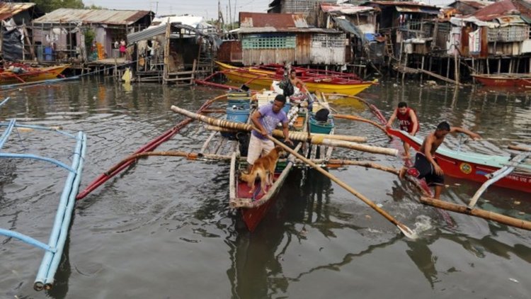 Двама души загинаха, а хиляди са блокирани в резултат на тайфун на Филипините