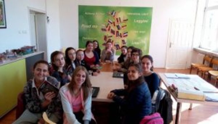 Ученици от езиковата гимназия четат с гражданите на Кърджали
