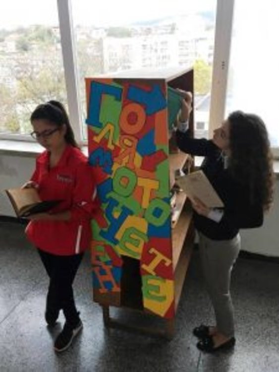 Ученици от езиковата гимназия четат с гражданите на Кърджали