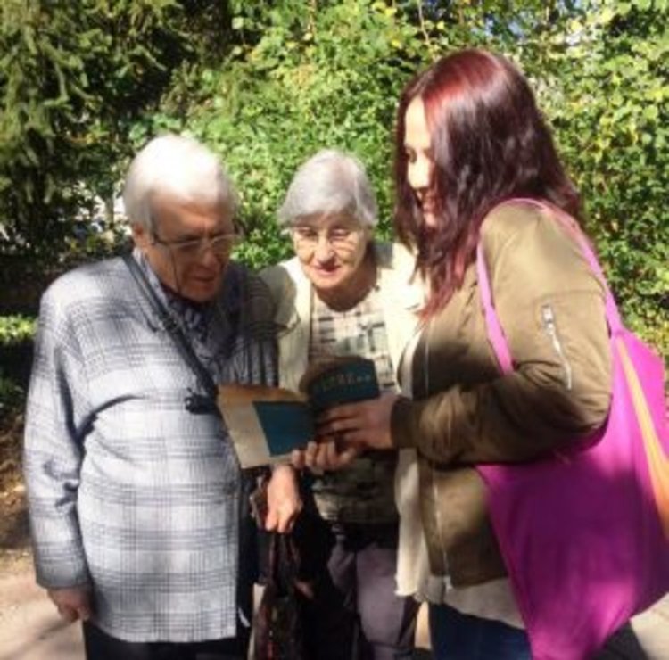 Ученици от езиковата гимназия четат с гражданите на Кърджали