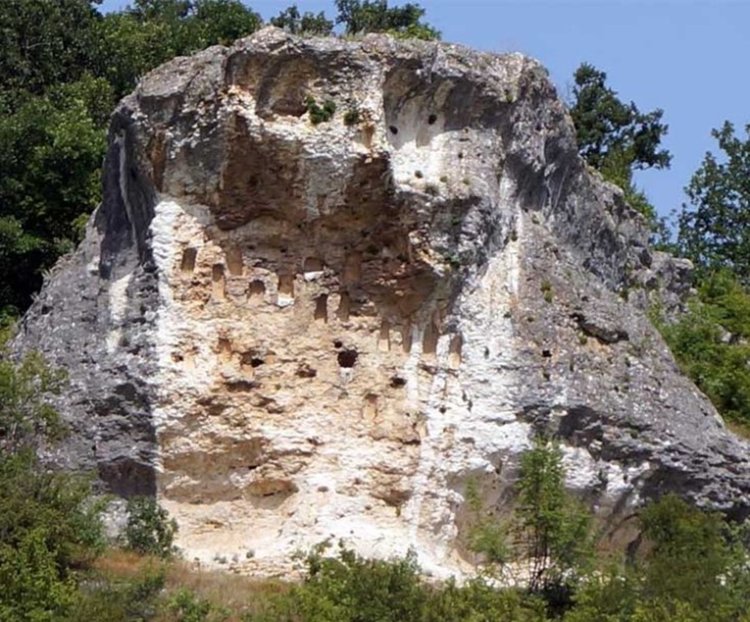 Древни послания на дженевизите ни теглят към скалите край Долно Черковище