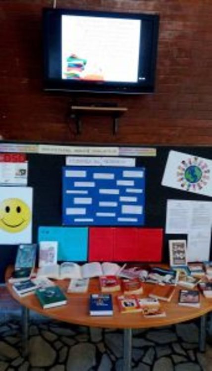 Ученици от езиковата гимназия четат с гражданите на Кърджали