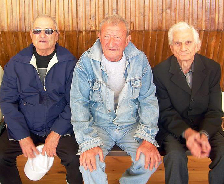 Футболни легенди от Тополовград, които бяха наградени от Общината и БФС