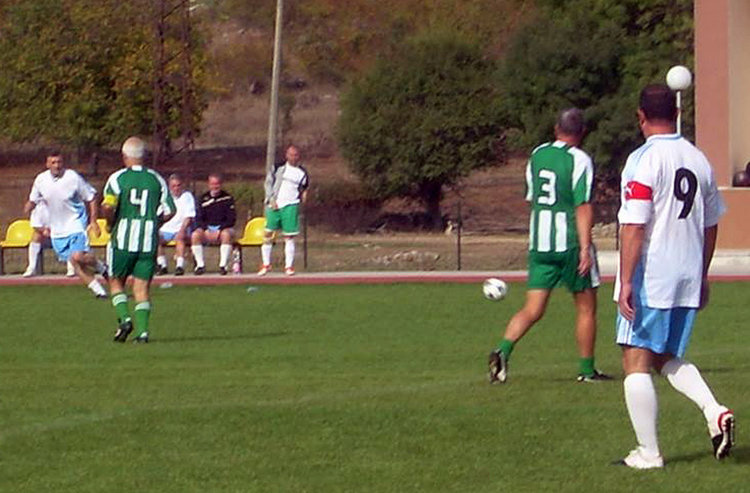 Етюд от мача на легендите, сред които беше най-титулованият на Берое Петко Петков