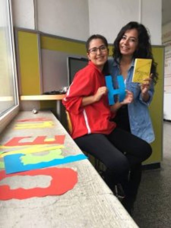 Ученици от езиковата гимназия четат с гражданите на Кърджали