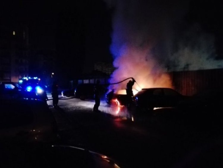 Нощен пожар на метри от блокове, изгоря кола за 30 бона