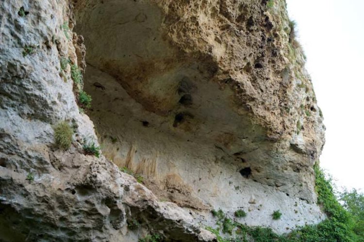 Древни послания на дженевизите ни теглят към скалите край Долно Черковище