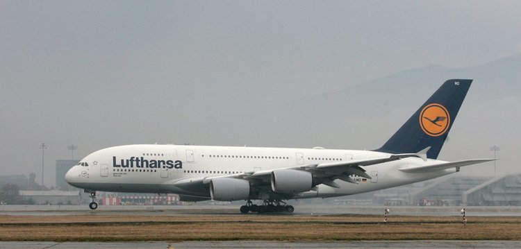 В София кацна най-големият пътнически самолет в света, пилотиран от българин 