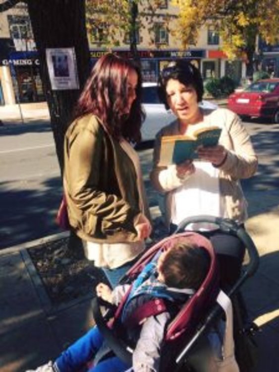 Ученици от езиковата гимназия четат с гражданите на Кърджали