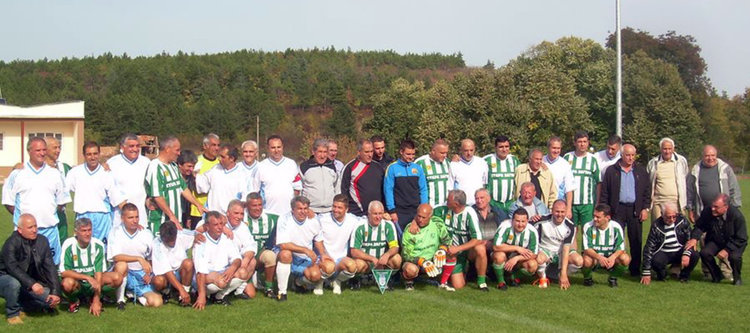 Деца и ветерани на терена за 90 г. футбол в Тополовград