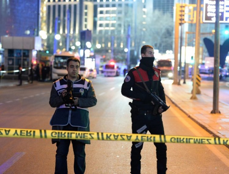 Трима полицаи загинаха при експлозия в турския пограничен град Газиантеп  