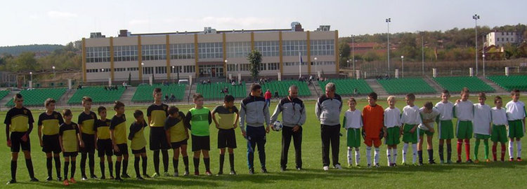 Деца и ветерани на терена за 90 г. футбол в Тополовград
