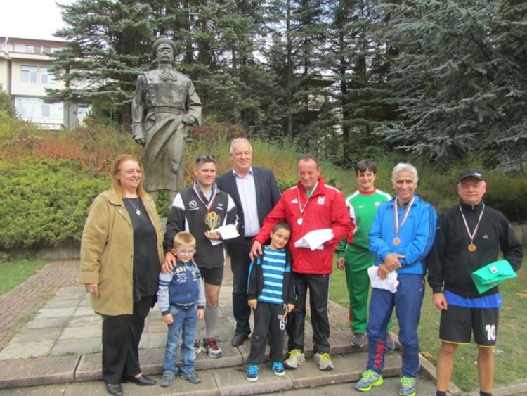  Радостин Капуджиев пробяга 14 км за 73 минути и победи в маратона, посветен на Освобождението