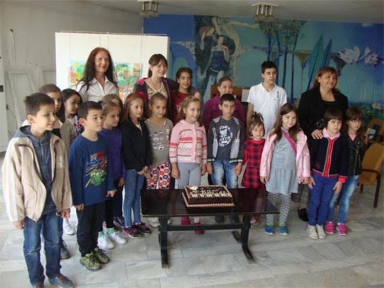 Вкусна торта за децата от ОДК в Кърджали, стъпили на оперна сцена