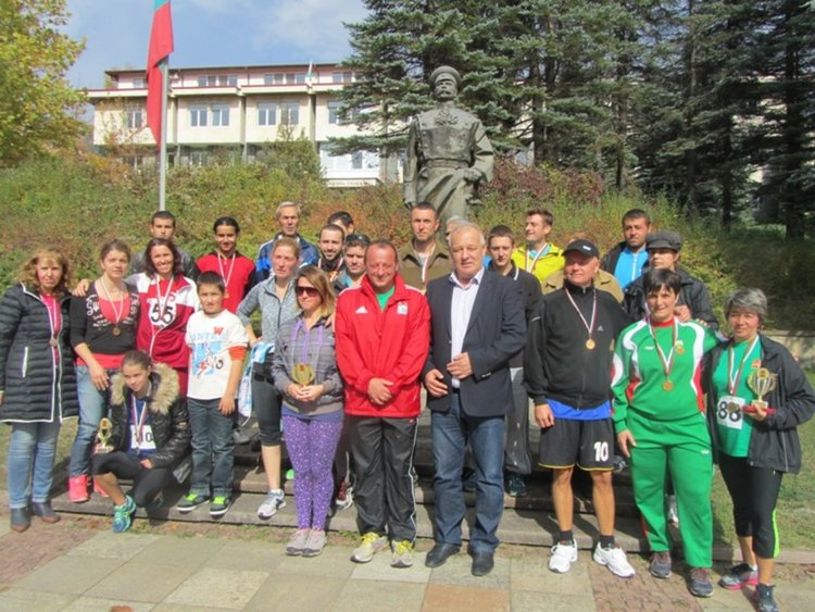  Радостин Капуджиев пробяга 14 км за 73 минути и победи в маратона, посветен на Освобождението