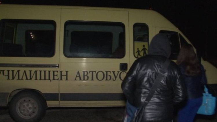 Деца стават по първи петли, за да отидат на училище 