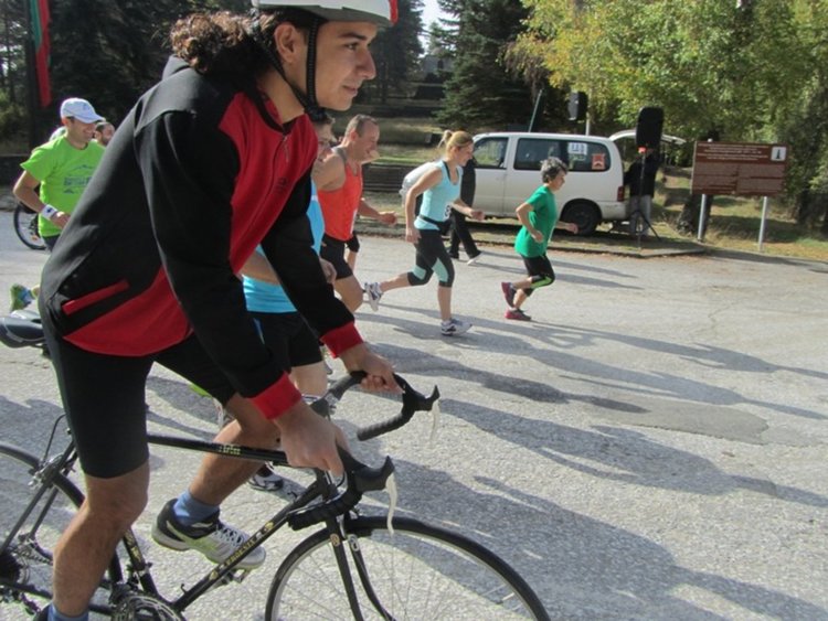  Радостин Капуджиев пробяга 14 км за 73 минути и победи в маратона, посветен на Освобождението