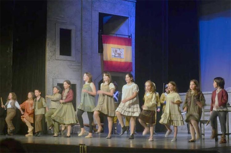 Вкусна торта за децата от ОДК в Кърджали, стъпили на оперна сцена