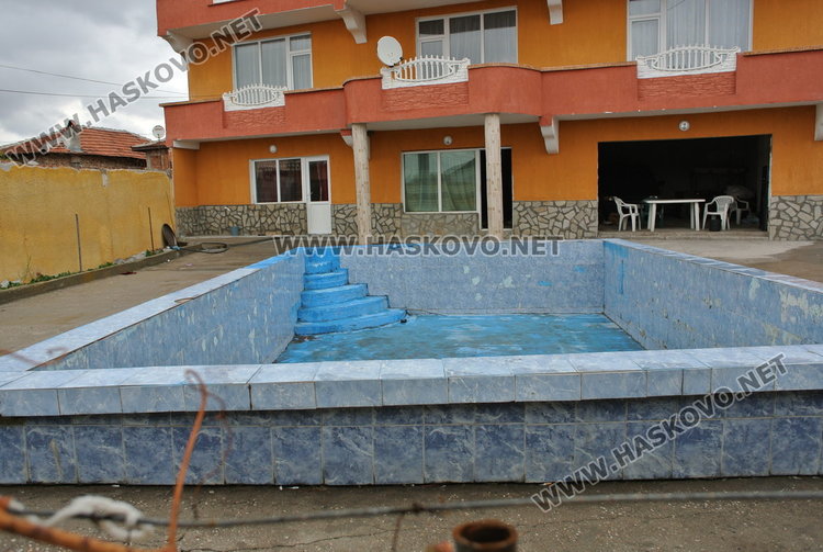 Басейн в Република. Не е ясно колко плащат за вода и дали изобщо имат партиди 
