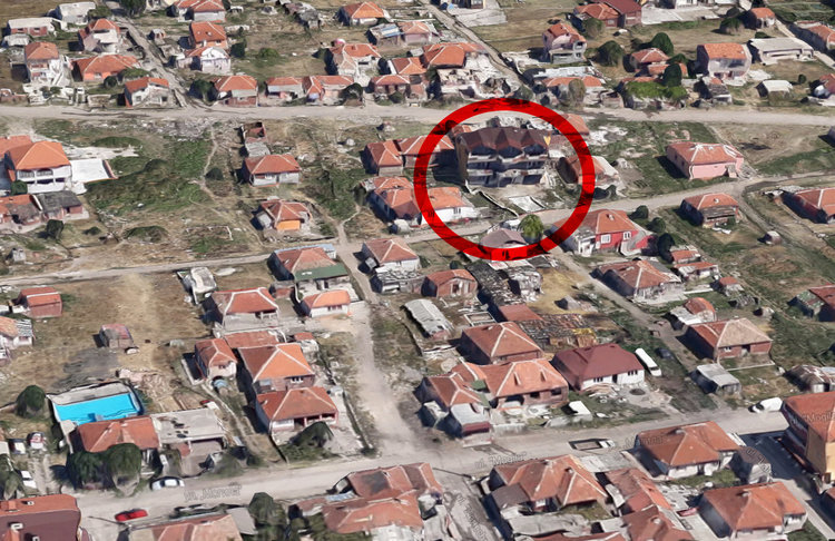 Гугъл покзва и по-големи басейни в Република. Ограденият в кръгчето е този на другата снимка