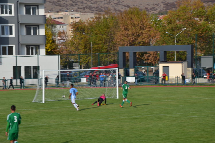 Играха първият футболен мач на обновения стадион в Момчилград