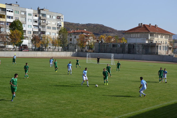 Играха първият футболен мач на обновения стадион в Момчилград
