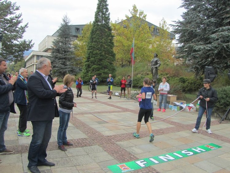  Радостин Капуджиев пробяга 14 км за 73 минути и победи в маратона, посветен на Освобождението