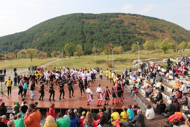 "Плетеница" завоюва трето място във фолклорно надиграване в Сливен