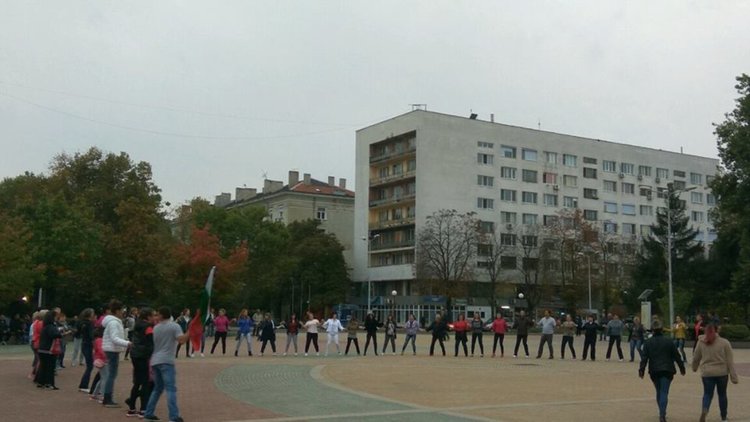Танцьорите от групи за хора "Тракия" днес са домакини на общоградкото хоро на площад "България"