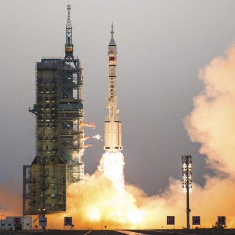 Китай изстреля в орбита кораб ”Шънчжоу-11”с двама астронавти