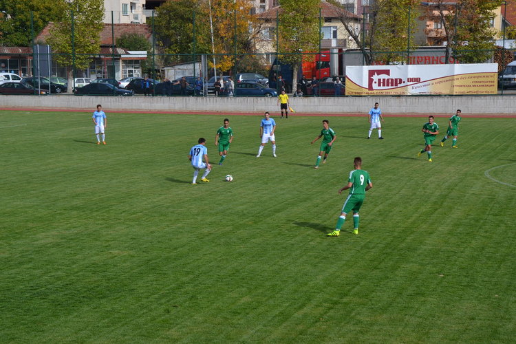 Играха първият футболен мач на обновения стадион в Момчилград