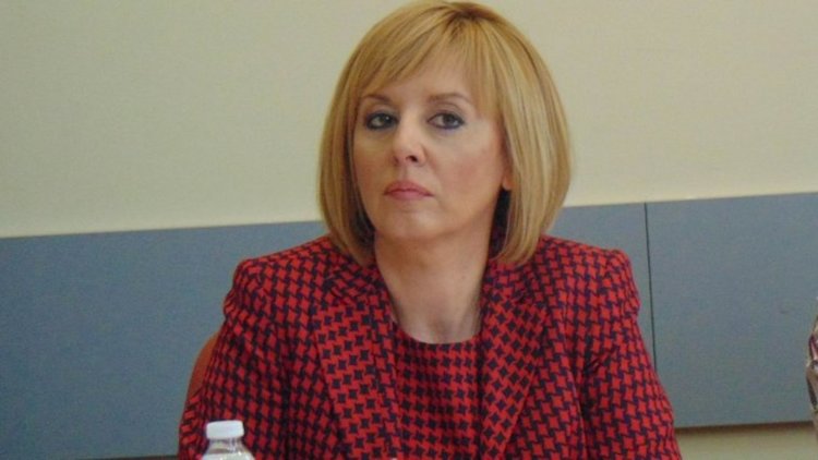 Мая Манолова атакува в КС текстовете за секциите в чужбина