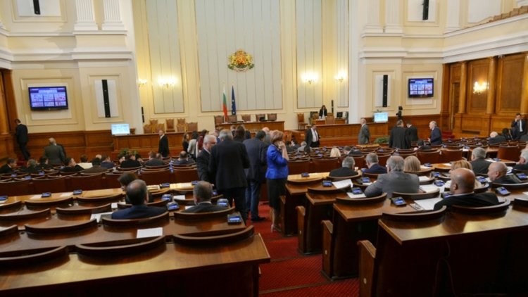 Депутатите отмениха дългата си ваканция, ще почиват 3 дни