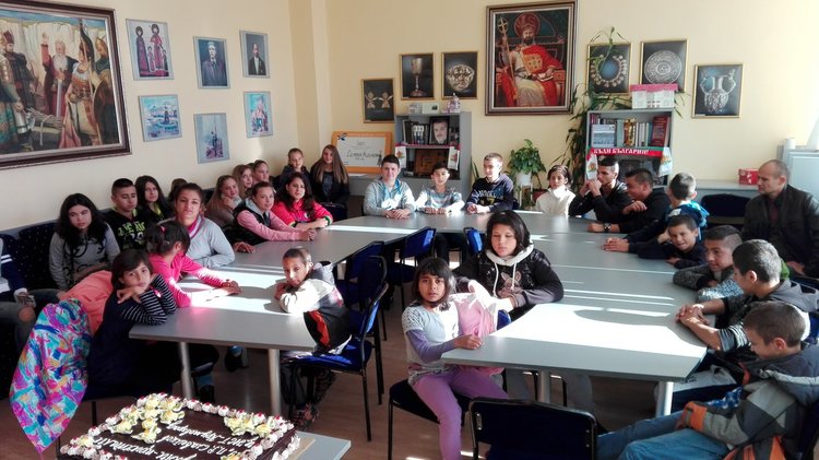 10 години славейковци посрещат децата от Крумовград