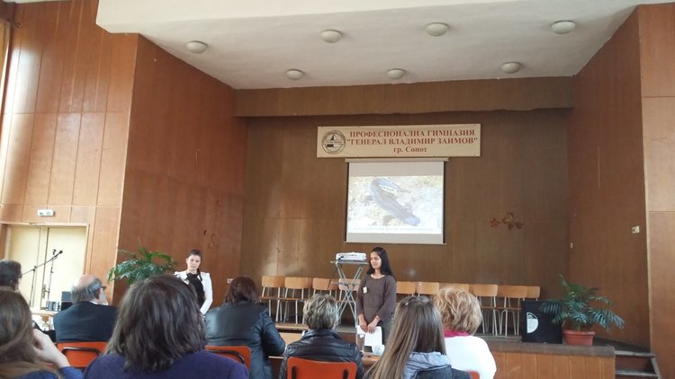 Гимназистки получиха висока оценка за научна разработка