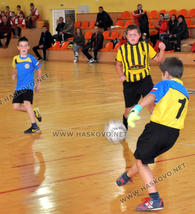 Три момичета подсилиха футболисти в турнир в зала Спартак