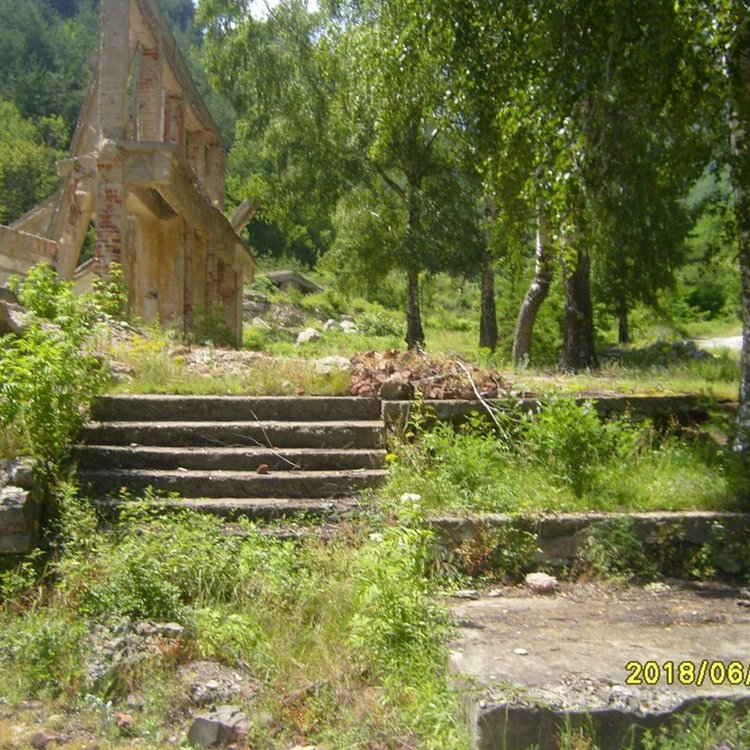 Една от малкото останки на сгради в село Фабрика,създадено заради рудодобива в региона, когато през 70-те години на миналия век в него са живеели между 5 и 6 хиляди души 