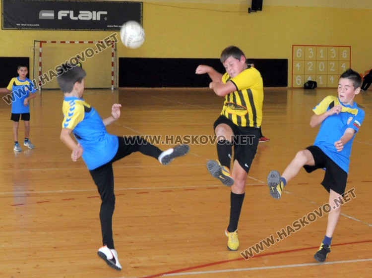 Три момичета подсилиха футболисти в турнир в зала Спартак