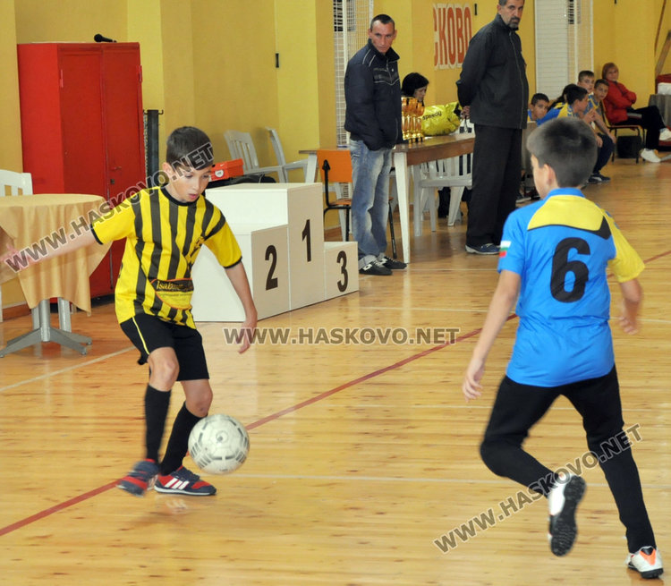 Три момичета подсилиха футболисти в турнир в зала Спартак